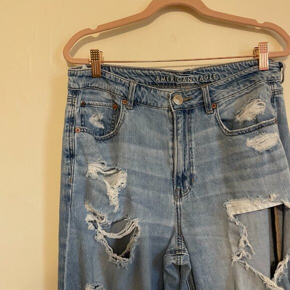 American Eagle Outfitters | Light Wash Ripped Skater Jean 12 Short - Picture 2 of 5